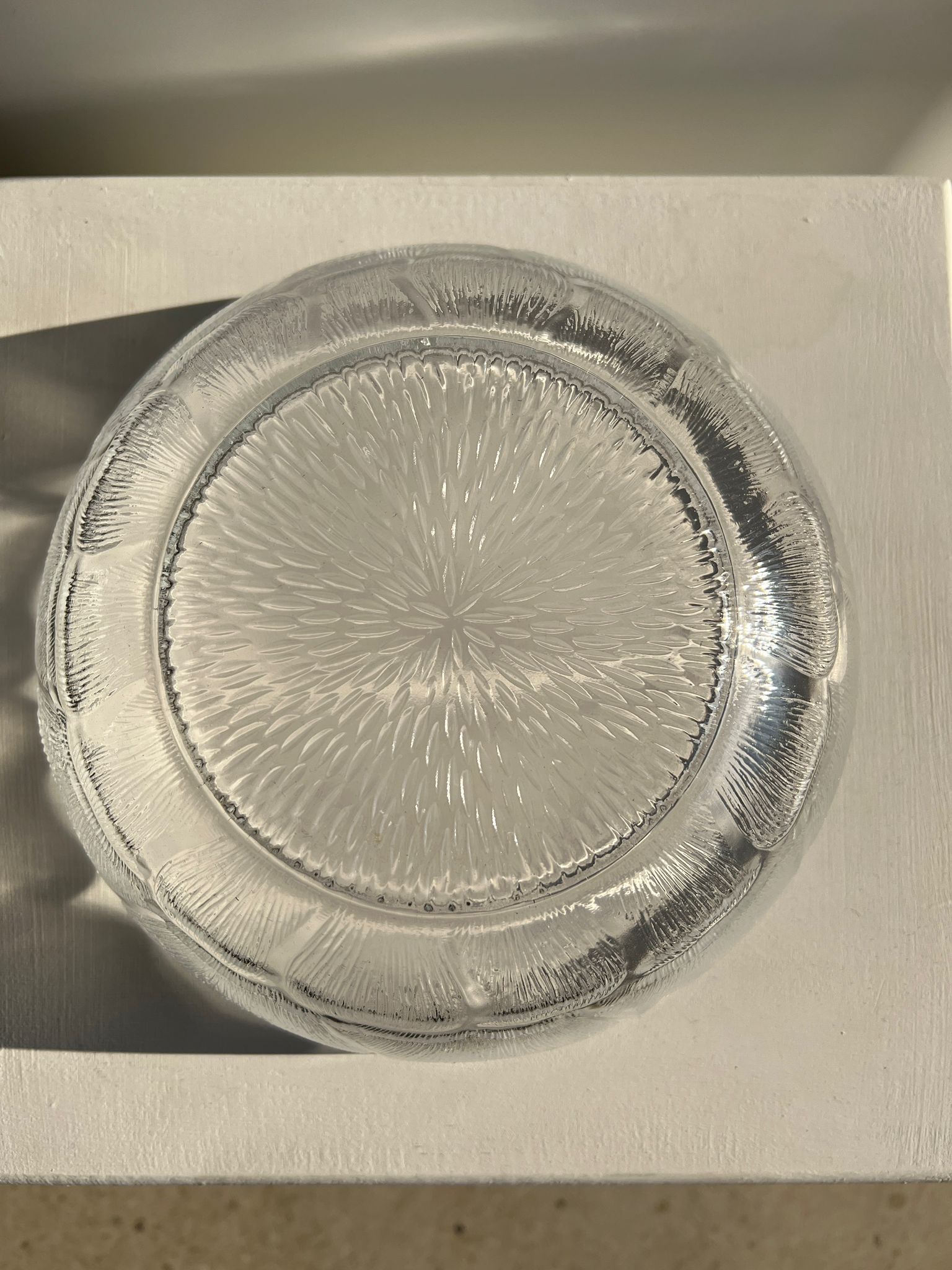 Grand saladier vintage en verre transparent motif floral stylisé D : 27cm