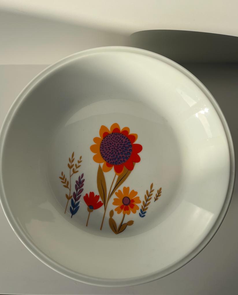 Ensemble vintage d'assiettes porcelaine de Sologne à motif floral stylisé : 7 assiettes creuses, 7 grandes assiettes, 7 assiettes à dessert
