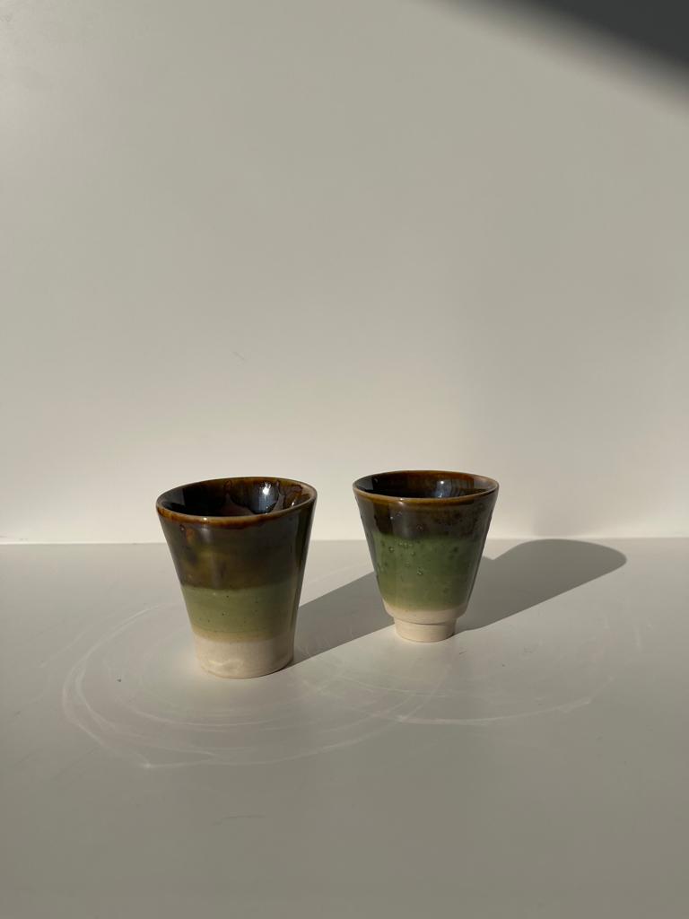 Lot de 2 petites tasses à café vertes artisanales