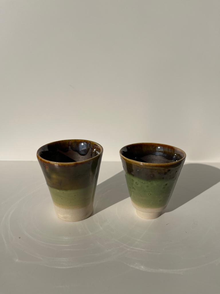 Lot de 2 petites tasses à café vertes artisanales