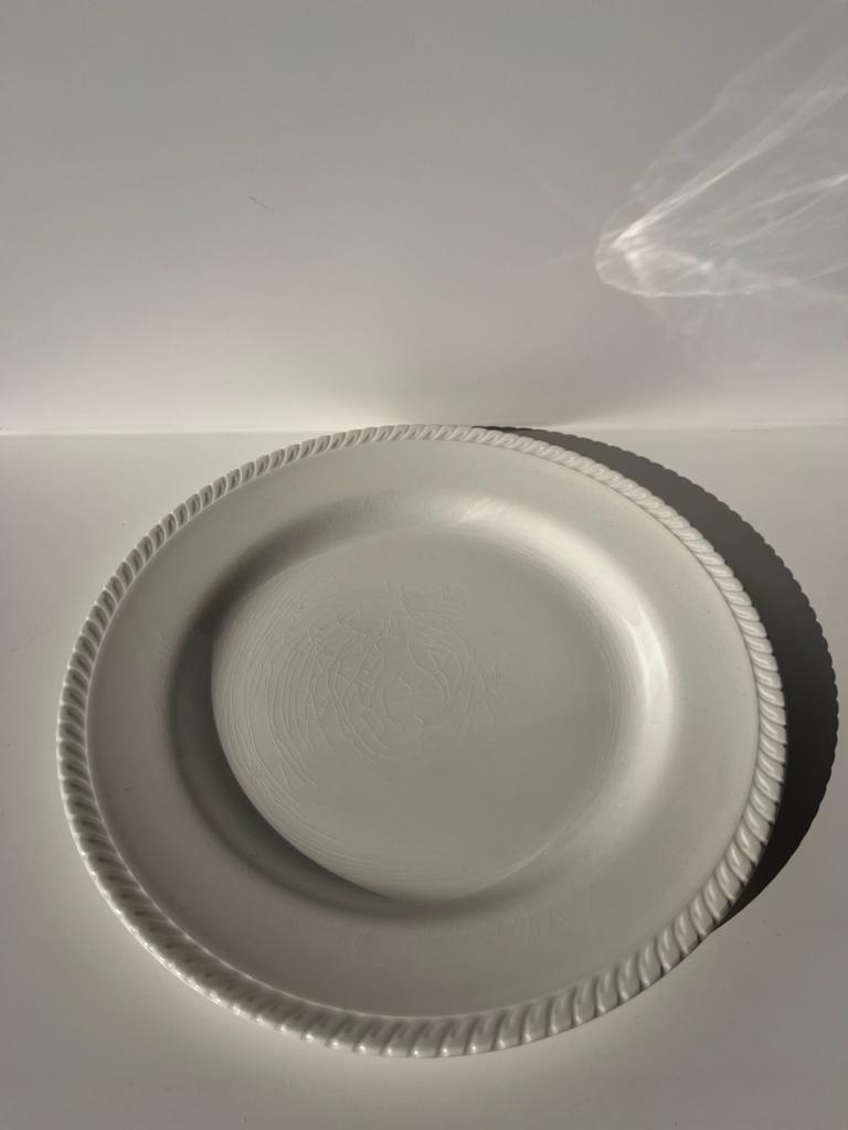 Une assiette plate England Coronet blanche D:25,5cm