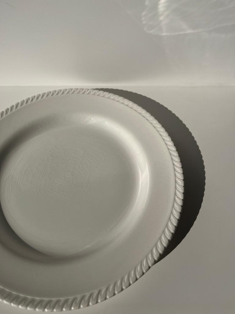 Une assiette plate England Coronet blanche D:25,5cm