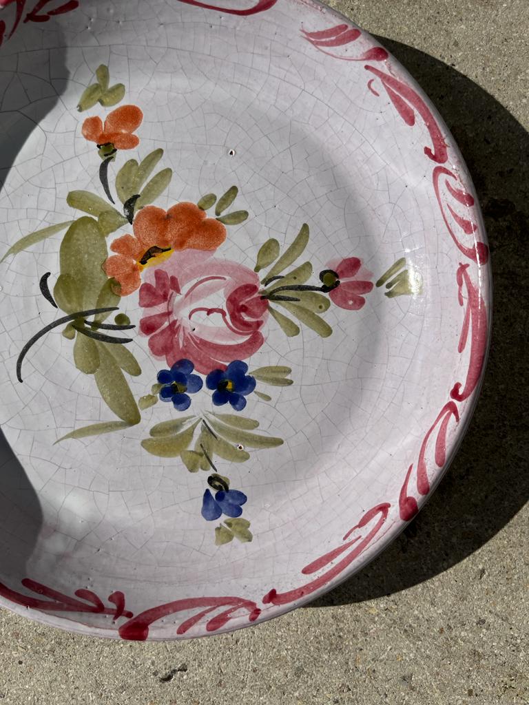 Assiette sicilienne motif floral peint à la main rose