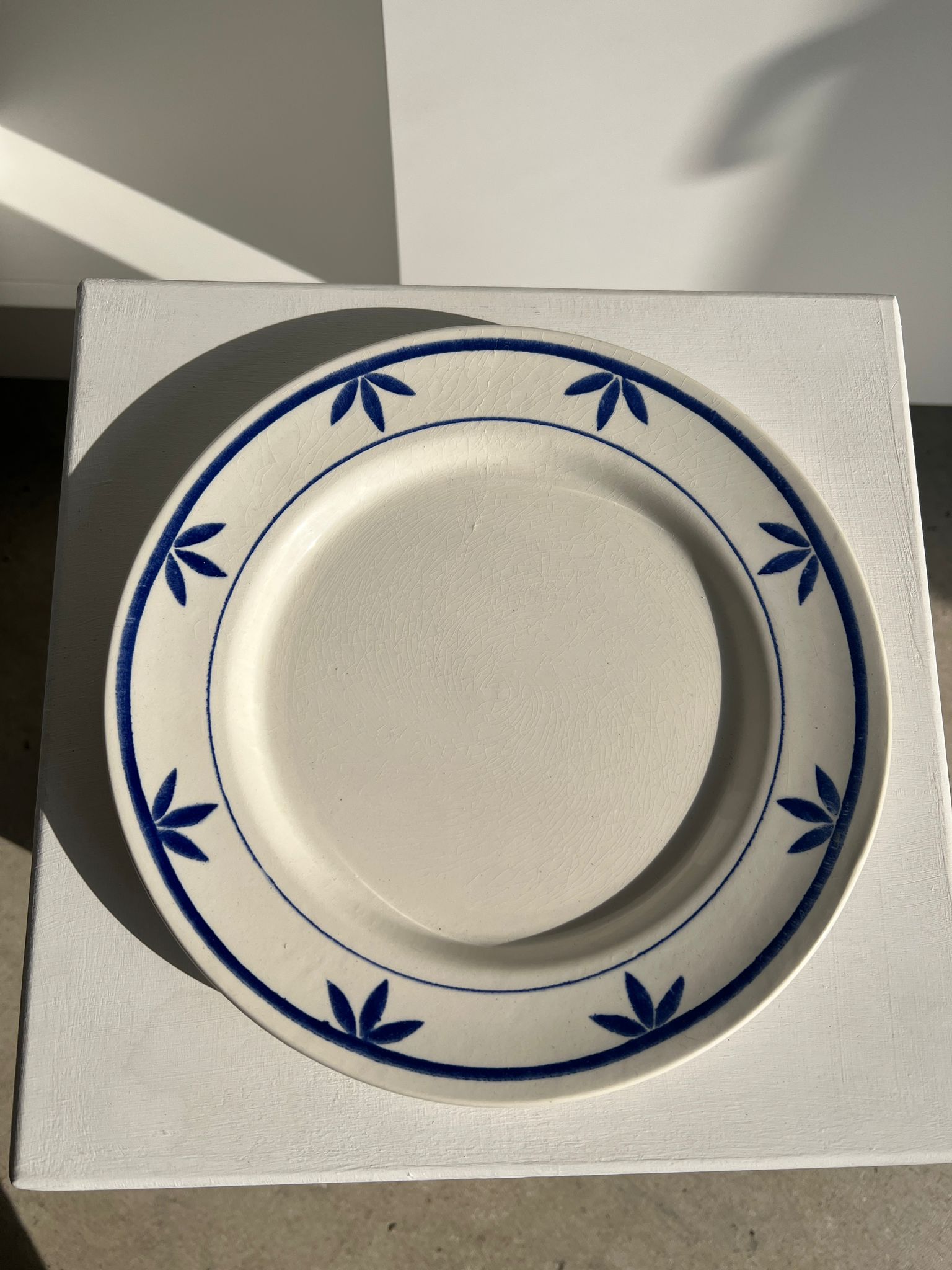 Assiette Longchamp bleue motifs de pétales stylisés
