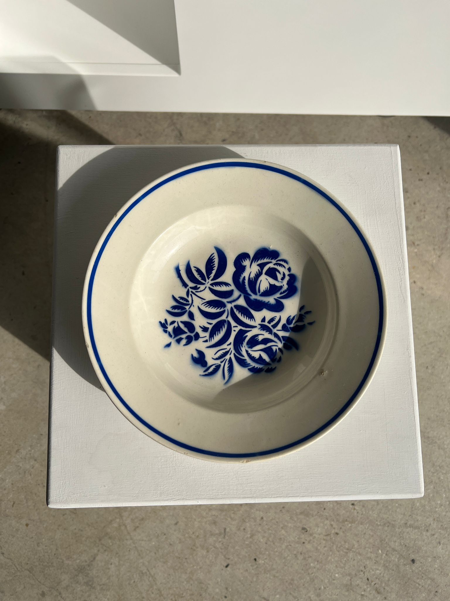 Petite assiette creuse Nadia Lunéville décor floral stylisé bleu