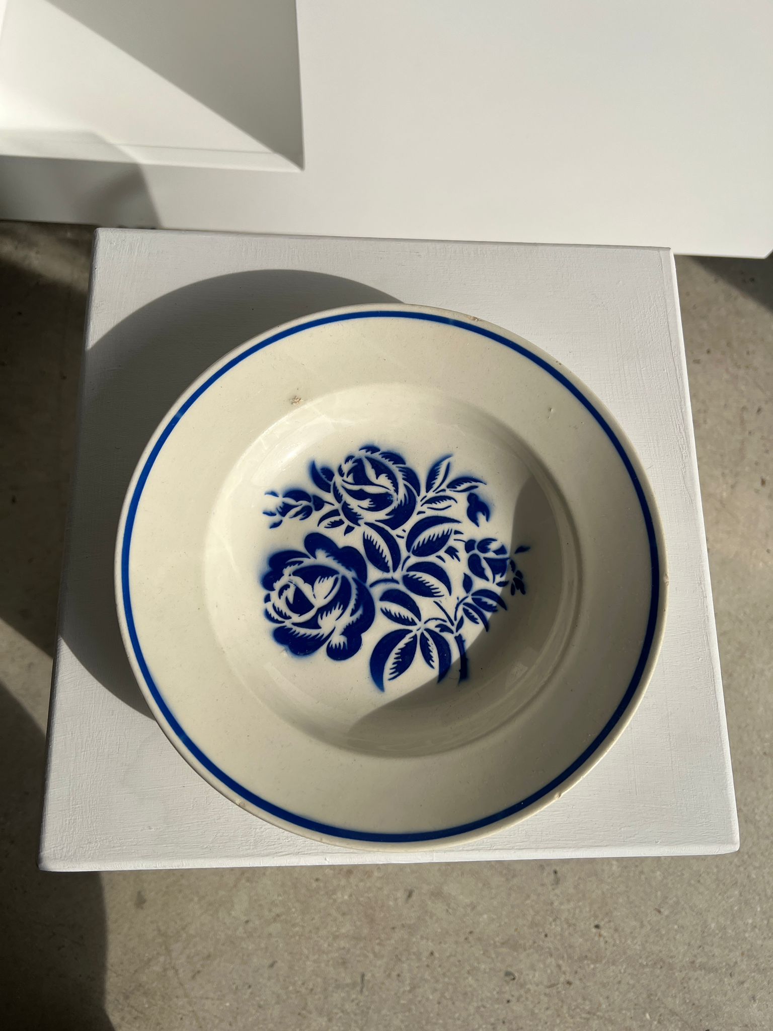 Petite assiette creuse Nadia Lunéville décor floral stylisé bleu