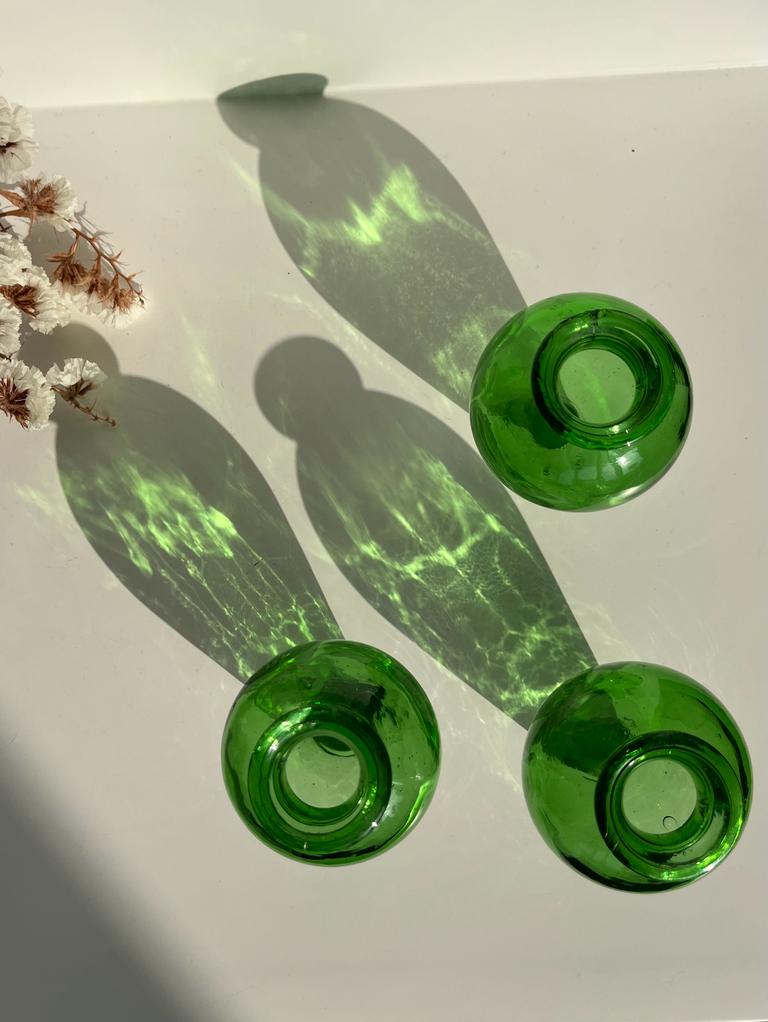 Lot de 3 petits flacons verts en verre soufflé