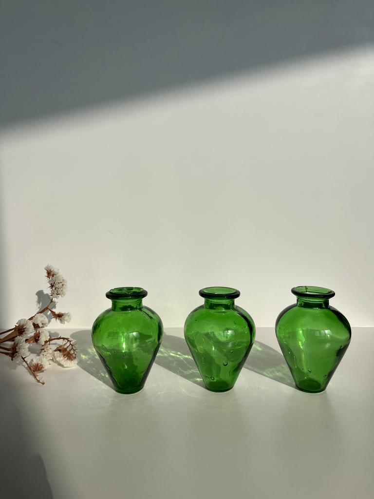 Lot de 3 petits flacons verts en verre soufflé