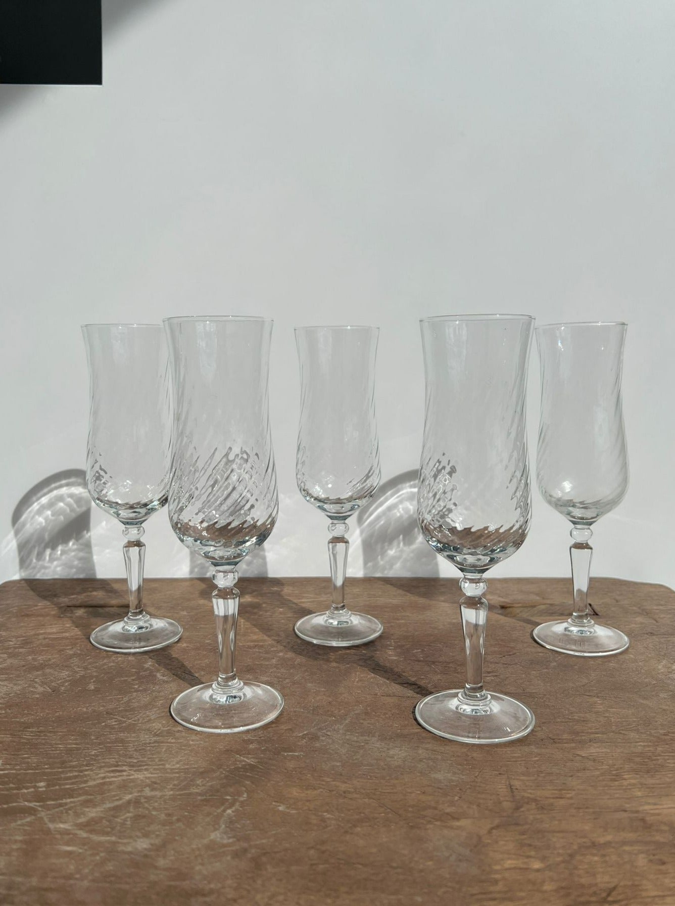 5 flûtes à champagne en verre transparent à motif torsadé