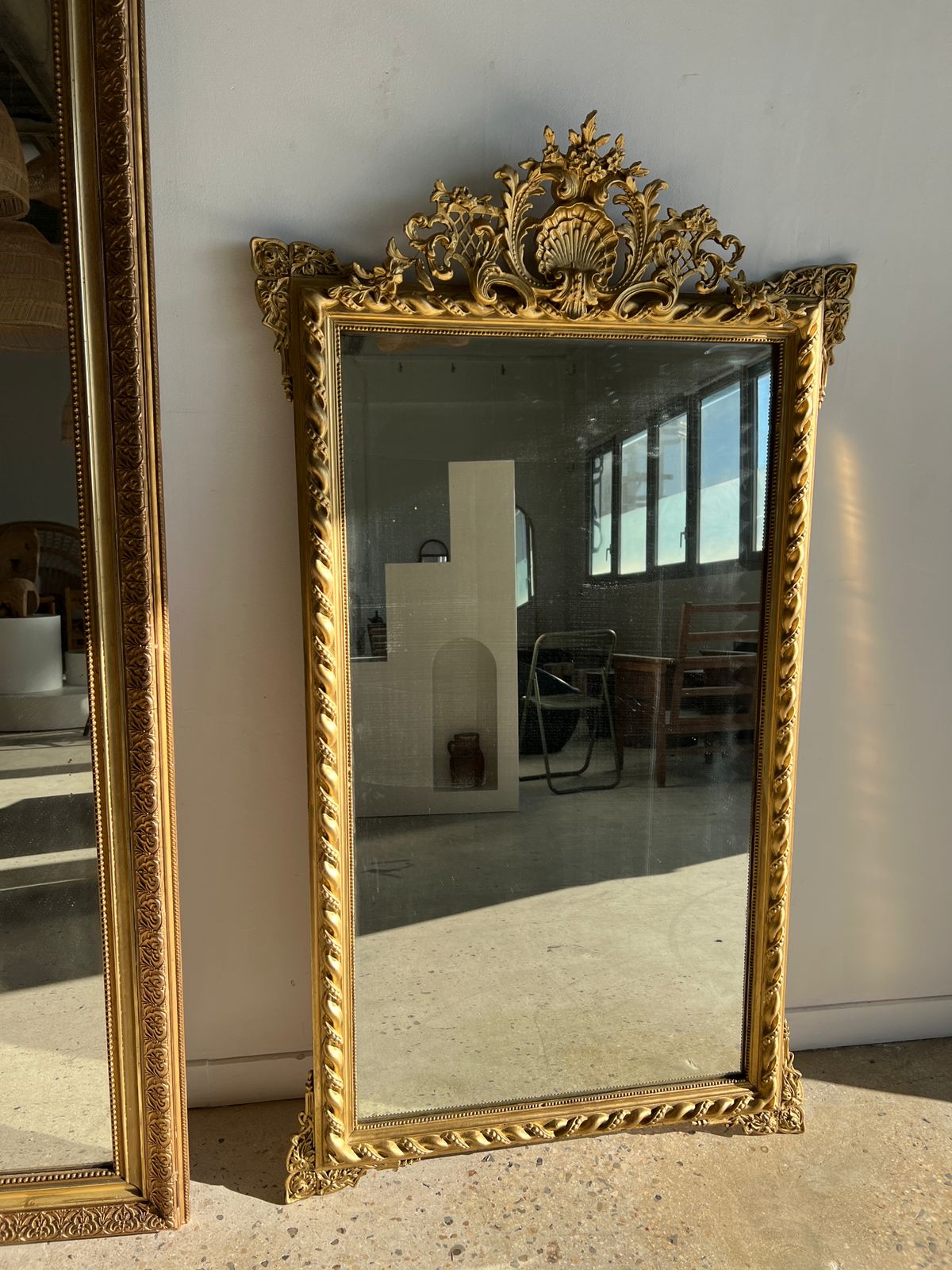 Miroir rectangulaire doré à fronton coquille (1880-1900)
