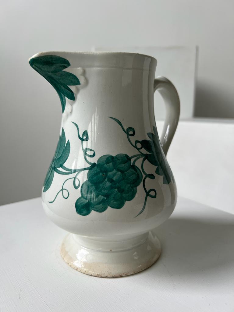 Petit pichet Creil et Montereau XIXe décor peint à la main de vigne turquoise