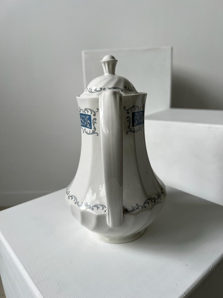 Théière en porcelaine anglaise à décor classique bleu de putti et volutes